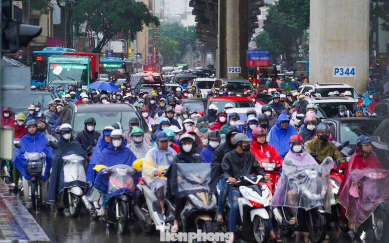 Mưa phùn và sương mù bao phủ, nhiều tuyến phố Hà Nội ùn tắc từ sáng đến trưa - 6