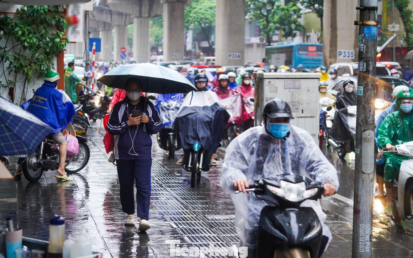 Đường Cầu Giấy luôn trong tình trạng đông đúc, xe cộ ken đặc.