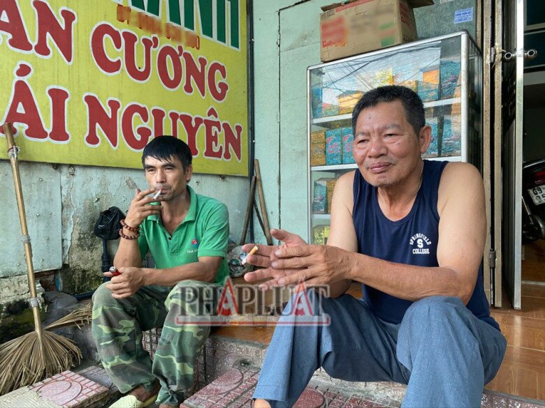 Ông Hiển trao đổi với PV về hành trình bơi đến nhà con gái. Ảnh: THẤT SƠN