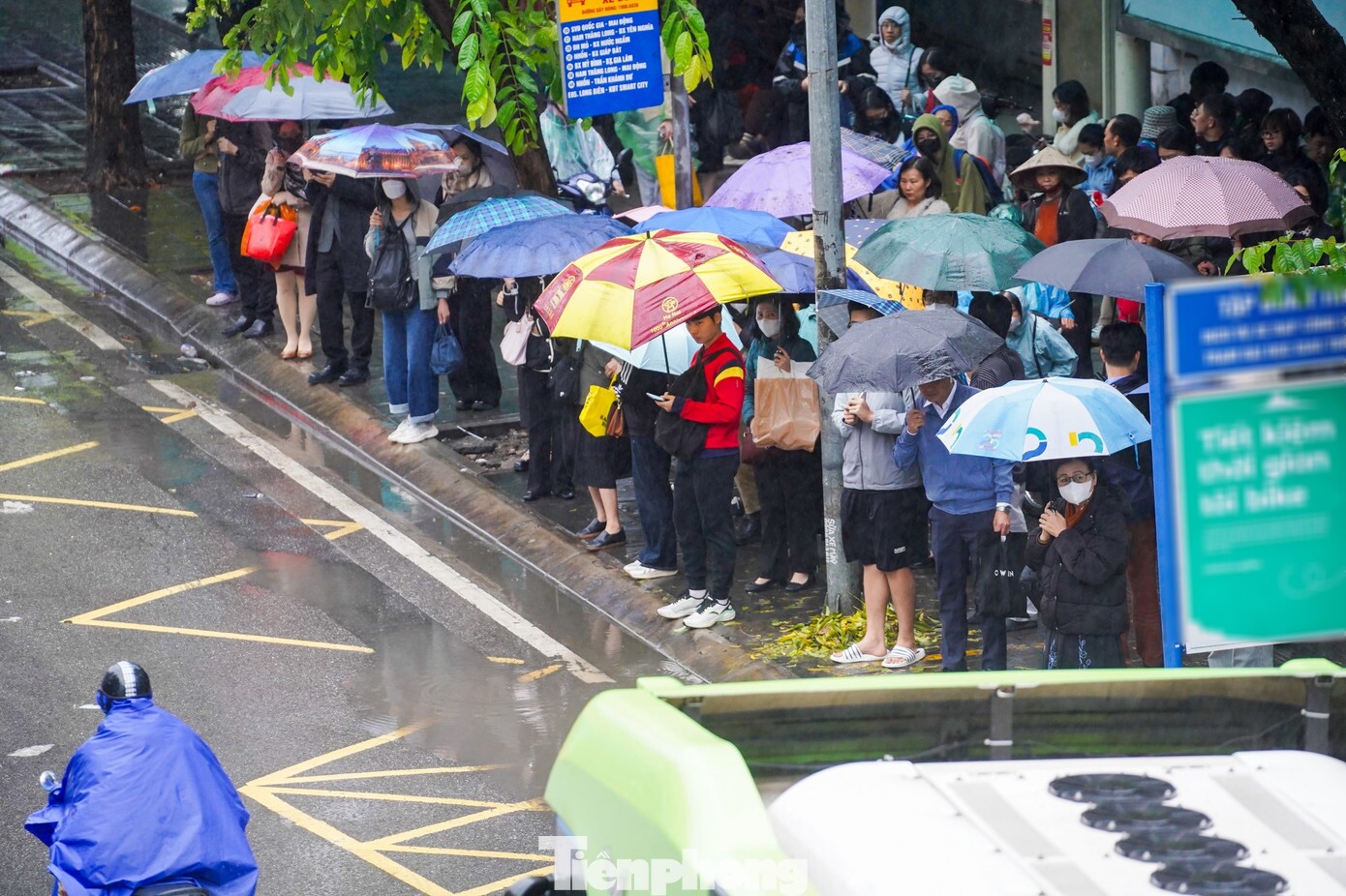 Các điểm dừng xe buýt đông hơn thường ngày khá nhiều. Trời lạnh, nhiều người chọn đi tàu điện hoặc xe buýt thay vì chạy xe máy để tránh gió rét.