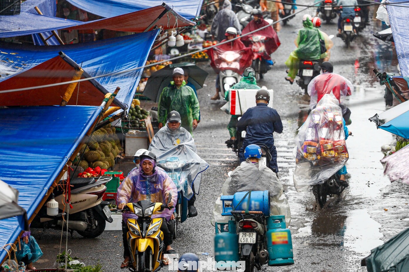 Tại các khu chợ, mưa phùn kéo dài làm nhịp buôn bán chậm lại, song người dân vẫn cần mẫn mở hàng, giữ nhịp sống thường ngày.
