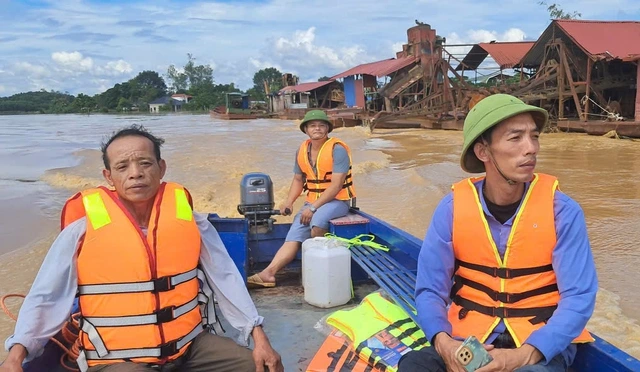 Thuyền du lịch Chùa Hương di chuyển vào những nơi bị cô lập cứu người