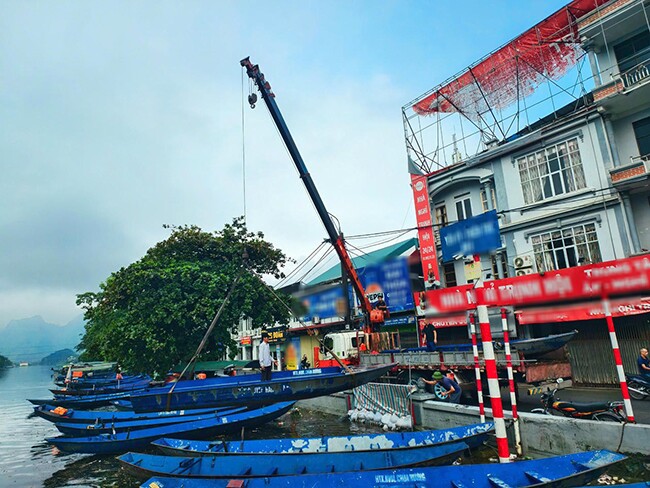 Khoảnh khắc ấm lòng, triệu trái tim hướng về vùng lũ: Tình nguyện viên, chiến sĩ dầm mình trong nước, xuyên đêm cứu trợ - 9