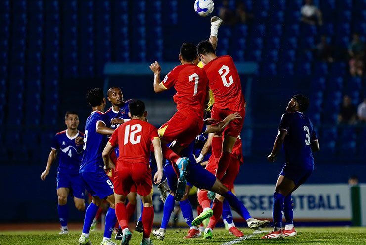 Hàng thủ Nepal liên tục phải chống đỡ các đợt hãm thành của ĐT Việt Nam