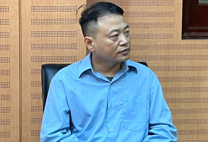 Shark Bình tại cơ quan điều tra. Ảnh: Linh Đan