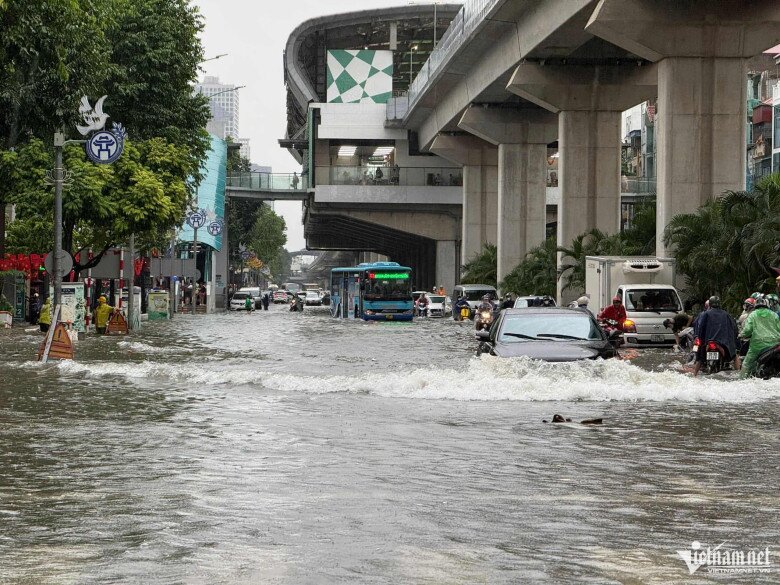 Ngập sâu 69 điểm khiến Hà Nội lại amp;#34;thất thủamp;#34;, xe chết máy la liệt trên các phố - 10