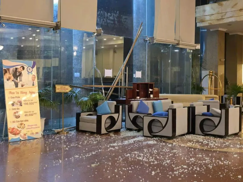 Kính cường lực tại khách sạn bị bể. Ảnh: LÊ KIẾN