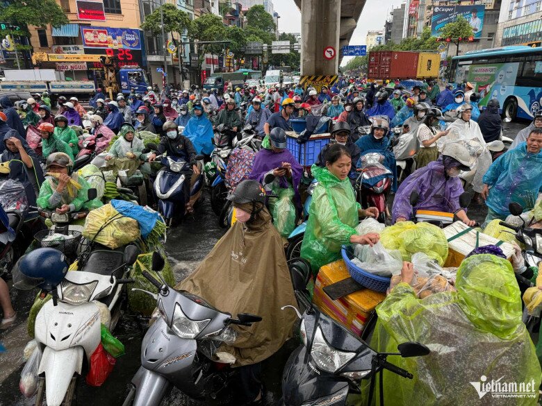 Ngập sâu 69 điểm khiến Hà Nội lại amp;#34;thất thủamp;#34;, xe chết máy la liệt trên các phố - 11