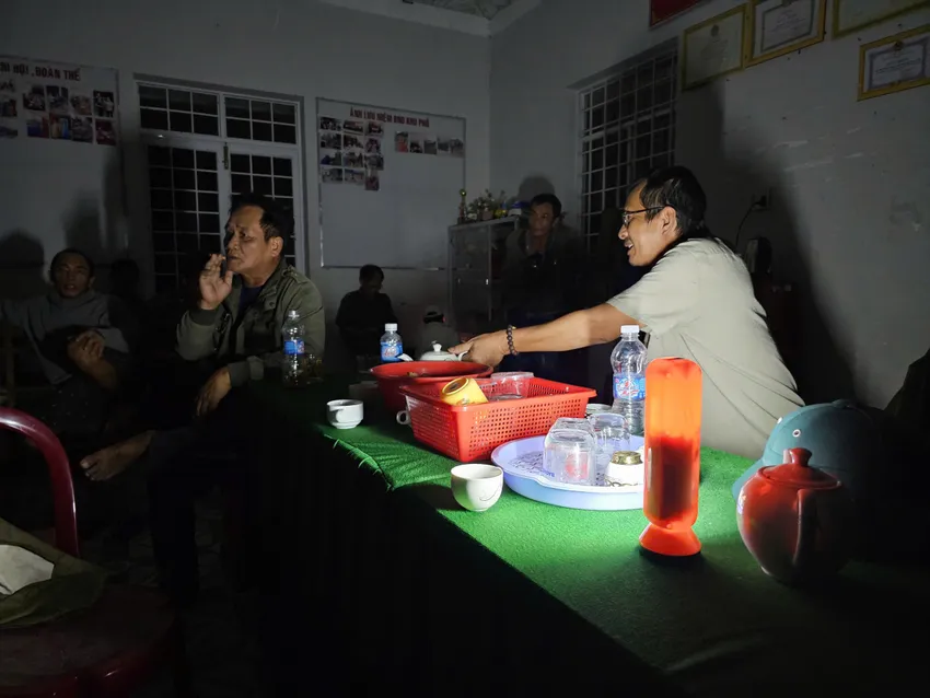 Bão số 13 gây nhiều thiệt hại, hàng trăm cuộc gọi cầu cứu, chính quyền túc trực xuyên đêm ứng phó - 48