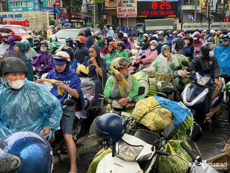 Ngập sâu 69 điểm khiến Hà Nội lại amp;#34;thất thủamp;#34;, xe chết máy la liệt trên các phố - 12