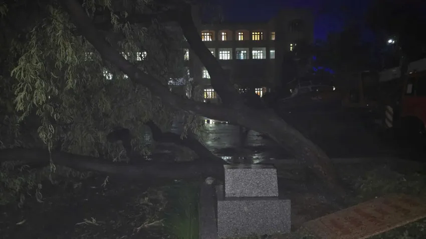 Bão số 13 gây nhiều thiệt hại, hàng trăm cuộc gọi cầu cứu, chính quyền túc trực xuyên đêm ứng phó - 32