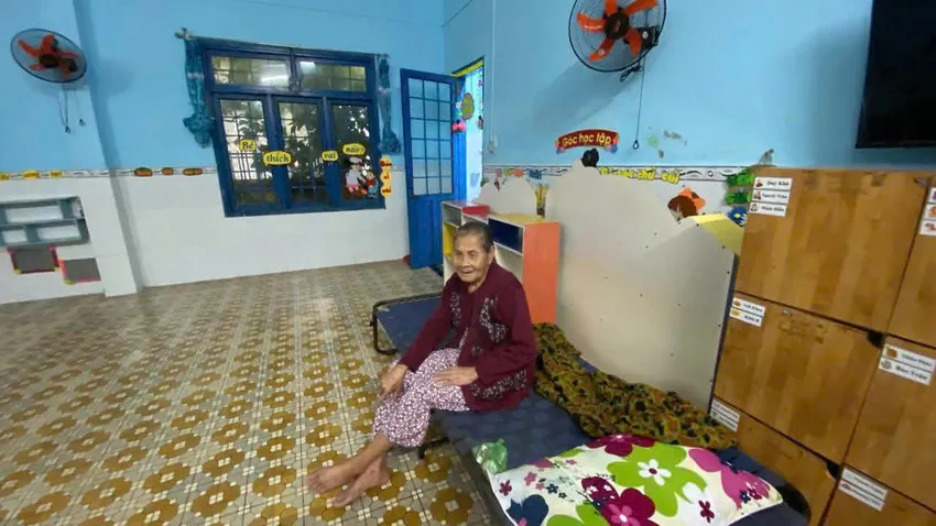 Bão số 13 gây nhiều thiệt hại, hàng trăm cuộc gọi cầu cứu, chính quyền túc trực xuyên đêm ứng phó - 46