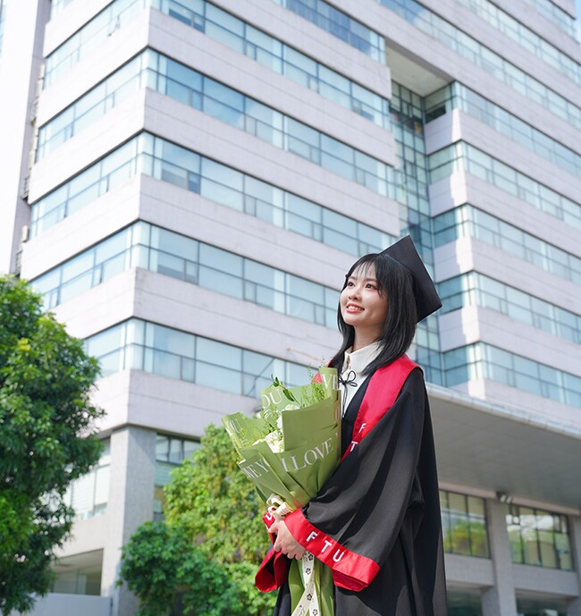 Với Minh Hạnh, đại học không chỉ dạy kiến thức mà còn rèn tư duy phản biện, giúp cô học cách “làm chủ chính mình” giữa môi trường cạnh tranh.