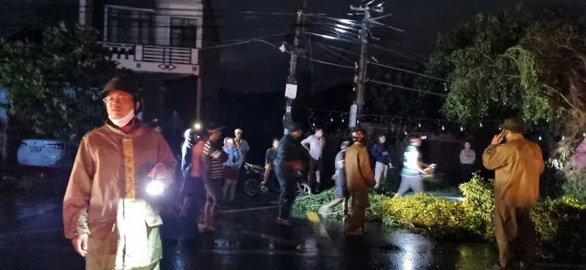 Bão số 13 gây nhiều thiệt hại, hàng trăm cuộc gọi cầu cứu, chính quyền túc trực xuyên đêm ứng phó - 26