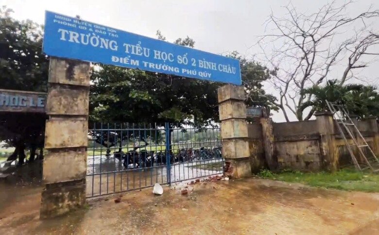 Rất may, thời điểm xảy ra sự việc 95 học sinh và thầy cô đã kịp thời vào lớp.