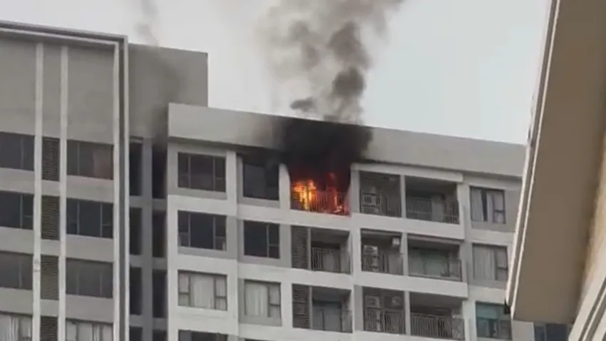 Từ xa, ngọn lửa bao trùm cả căn hộ chung cư cao tầng.