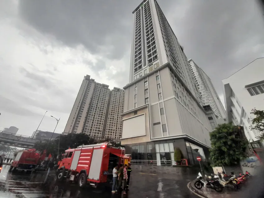 Nhiều xe chuyên dụng cùng hàng chục cán bộ, chiến sĩ đến hiện trường triển khai phương án chữa cháy, chống cháy lan.