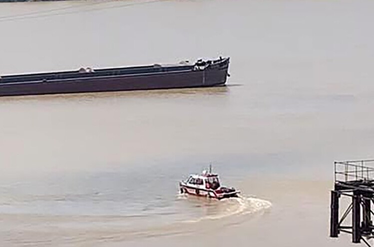 Lực lượng chức năng được huy động tìm kiếm nạn nhân. Ảnh: V.T