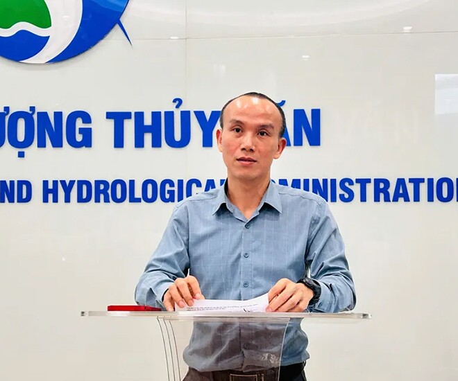 Ông Hoàng Phúc Lâm, Phó Giám đốc Trung tâm Dự báo Khí tượng thuỷ văn quốc gia, thông tin về diễn biến mới nhất của bão số 12.