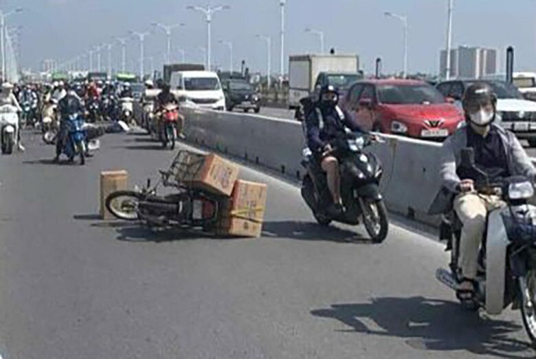 Hiện trường vụ tai nạn trên cầu Vĩnh Tuy. Ảnh: H.M