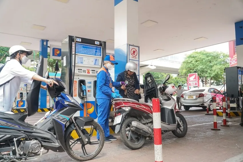Từ 15 giờ hôm nay (16-10), giá bán lẻ xăng trong nước được điều chỉnh tăng nhẹ. Ảnh: MINH TRÚC