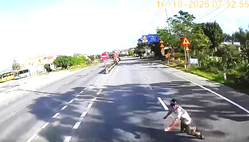 Camera ghi lại cảnh ông T lao đầu vào xe ô tô đang di chuyển. Ảnh: MT.