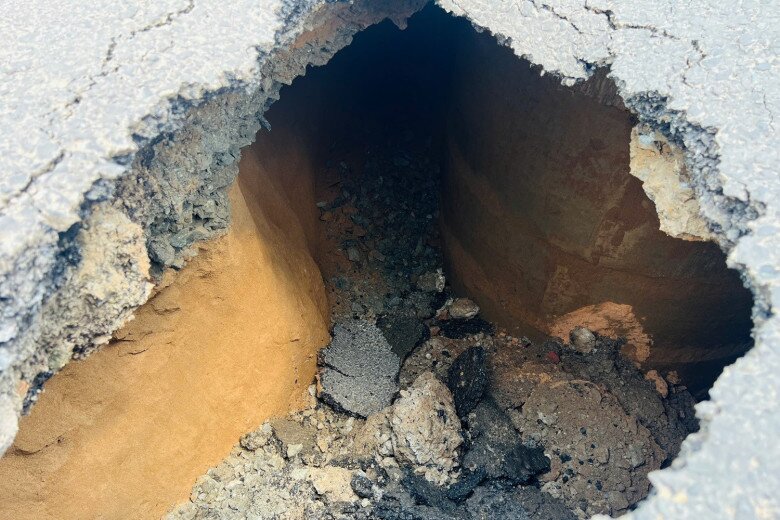 Hố tử thần sâu khoảng 2,5m ở TPHCM. Ảnh: T.T