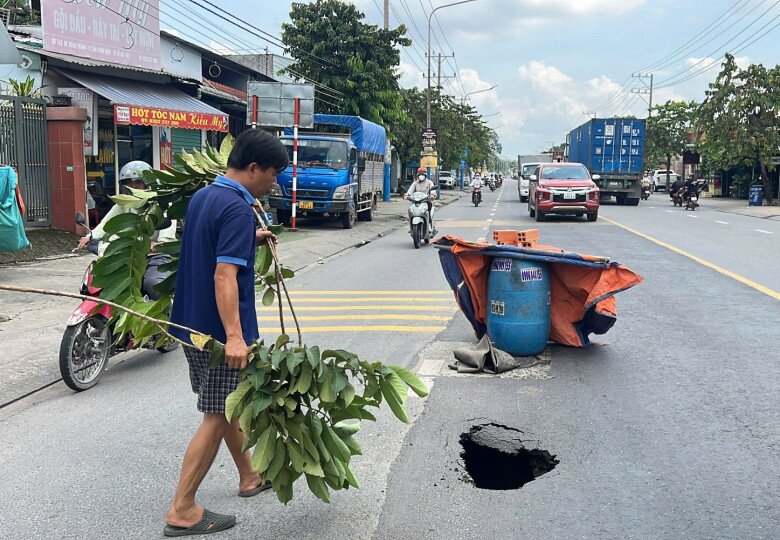 Người dân đặt vật cản để cảnh báo người đi đường. Ảnh: T.T