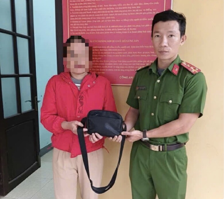 Công an xã Triệu Cơ trao trả túi xách trong đó chứa một số trang sức bằng vàng và tiền mặt cho chủ nhân đánh rơi. Ảnh: CA.