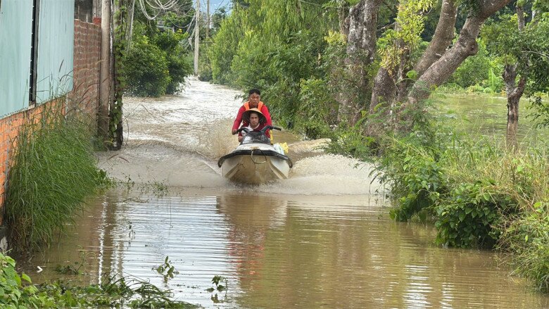 Mô tô nước chở người từ thôn Lập Vinh.