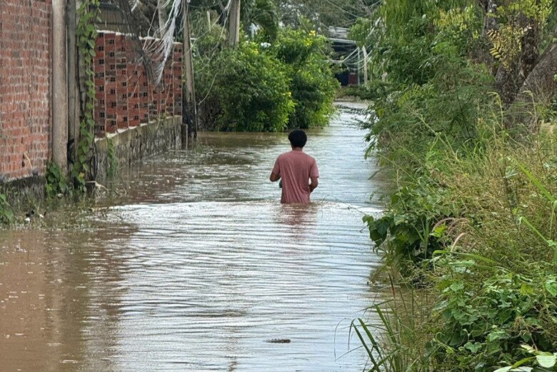 Mực nước tại thôn Lập Vinh tiếp tục dâng cao.