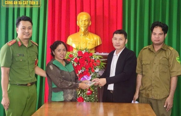Công an xã Cát Tiên 3 và anh Việt trao trả tài sản cho người bị đánh rơi. Ảnh: CALĐ