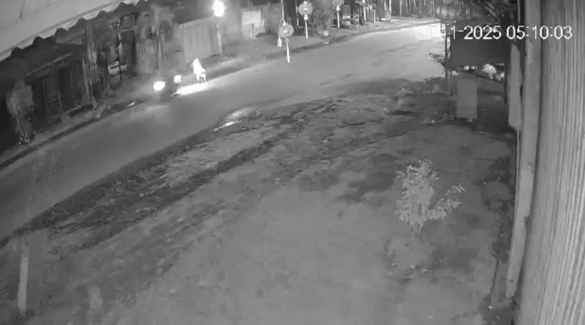 Ảnh chụp màn hình từ clip lúc cụ bà bị xe máy tông. Ảnh: TN