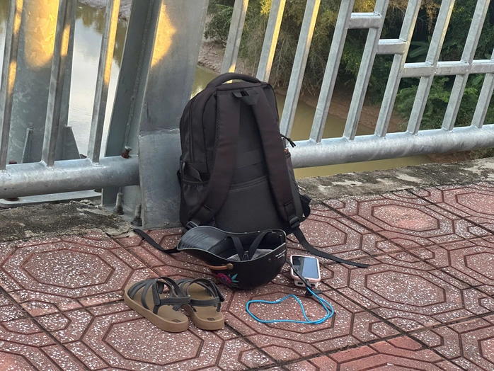 Tư trang của cô gái N.T.D.L được sắp xếp gọn gàng trên thành cầu