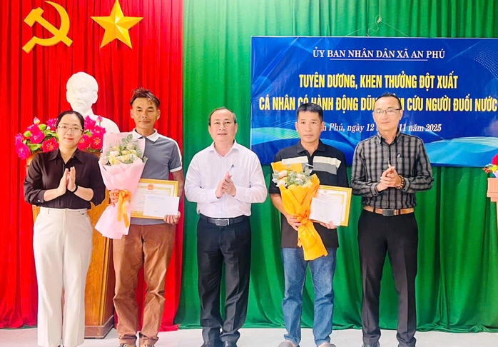 Lãnh đạo xã An Phú, tỉnh Quảng Ngãi trao khen thưởng cho ông Nguyễn Thành Vương và ông Nguyễn Xét