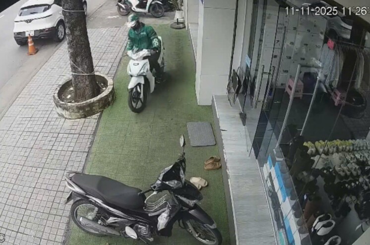 Hình ảnh thanh niên mặc áo xe ôm công nghệ tẩu thoát cùng tang vật. Ảnh cắt từ clip