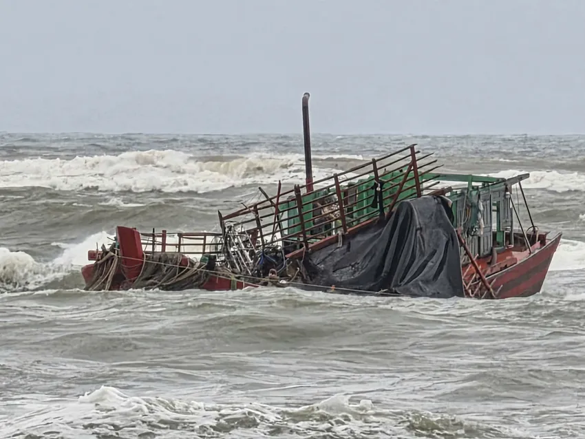 Sóng lớn đánh chìm tàu cá của ngư dân. Ảnh: MINH TRƯỜNG