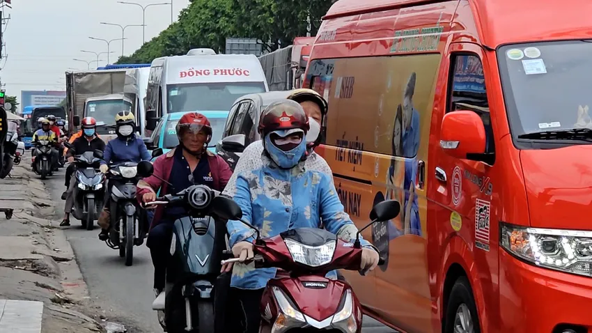 Ảnh hưởng từ tai nạn khiến giao thông qua khu vực ùn ứ. Ảnh: HT