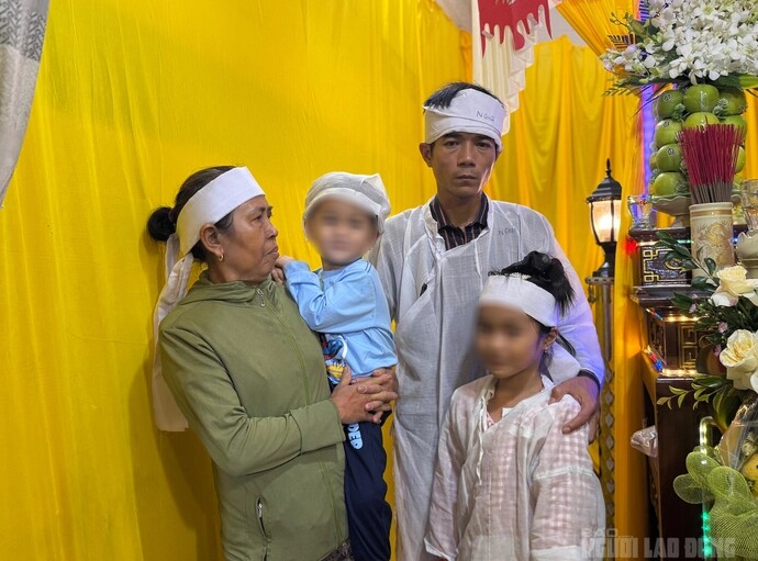 Hai con nhỏ của chị Trang mồ côi mẹ sau lũ