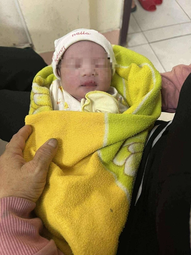 Cháu bé sơ sinh được phát hiện trong căn nhà hoang.