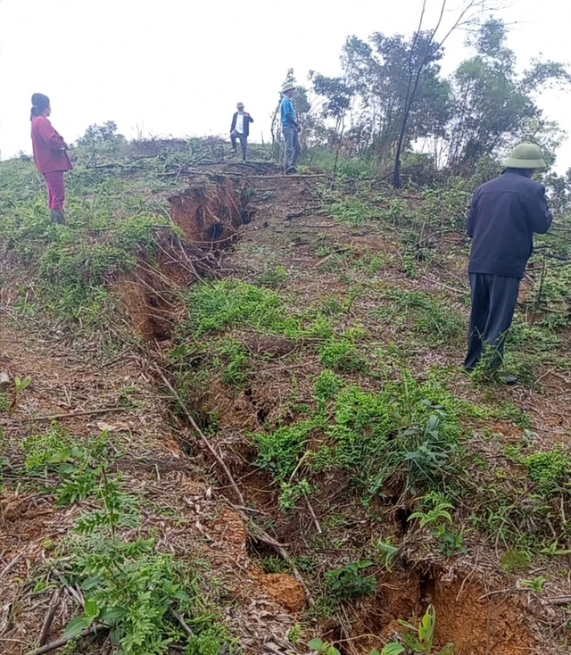 Vết nứt dài khoảng 150m, bị sụt lún 80cm, thậm chí có nơi bị sụt tới 1m.