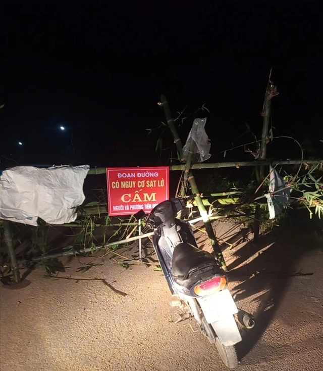 Tuyến đường qua khu vực đồi bị sụt lún đã được rào chắn, cấm người và phương tiện qua lại.