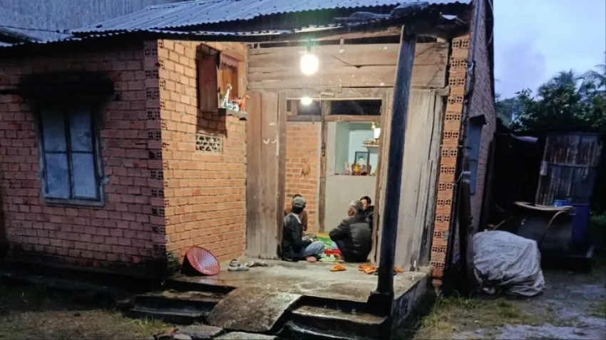 Người thân đến chia buồn cùng gia đình ông Quảng. Ảnh: P.T