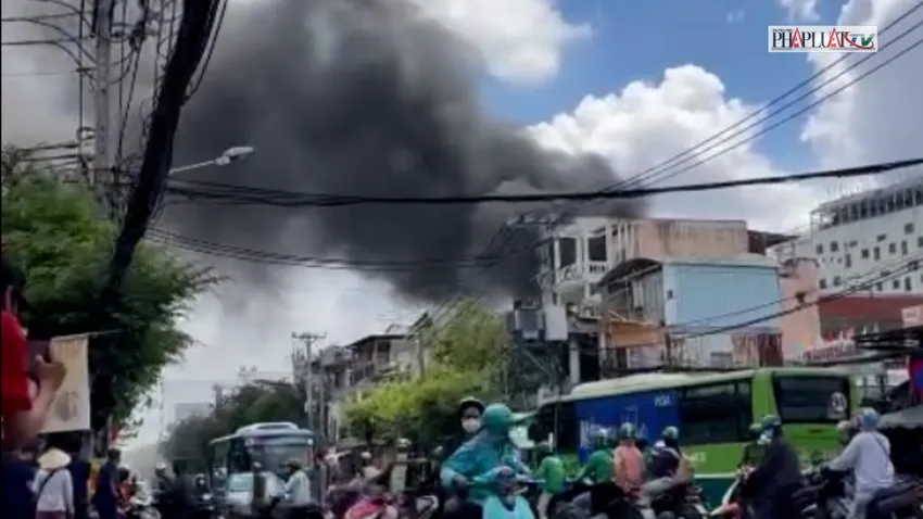 Khói lửa bốc lên dữ dội từ kho hàng. Ảnh: HT