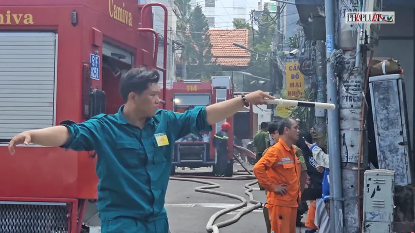 Lực lượng chức năng phong tỏa hiện trường, khống chế đám cháy. Ảnh: HT