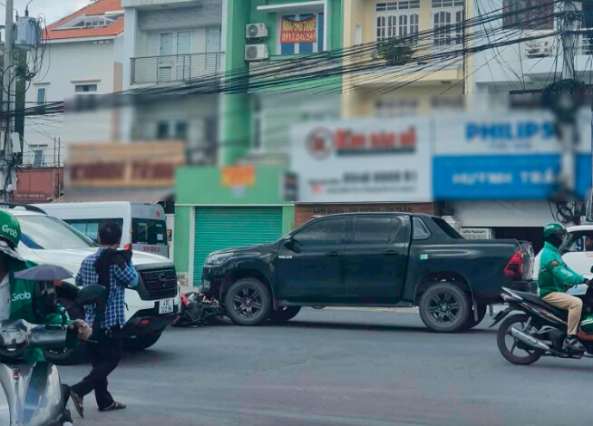 Người đàn ông mặc áo xe ôm công nghệ tử vong tại chỗ.