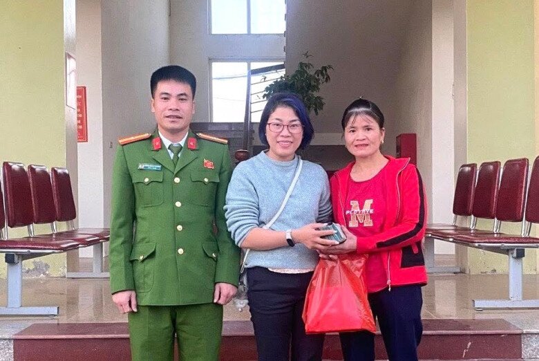 Dưới sự chứng kiến của công an, chị Tình đã rút và trả lại 400 triệu đồng chuyển nhầm cho chị Nga.