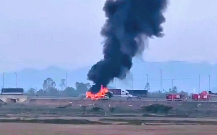 Xe giường nằm bất ngờ bốc cháy dữ dội trên cao tốc Bắc - Nam qua Thanh Hóa