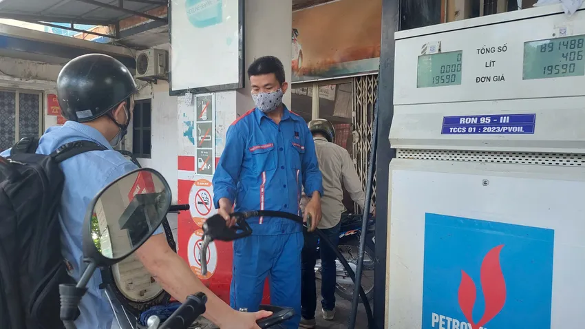 Từ 15 giờ chiều nay, giá xăng dầu được nhà điều hành điều chỉnh tăng nhẹ từ hơn 100 đến hơn 500 đồng/lít. Ảnh: AH