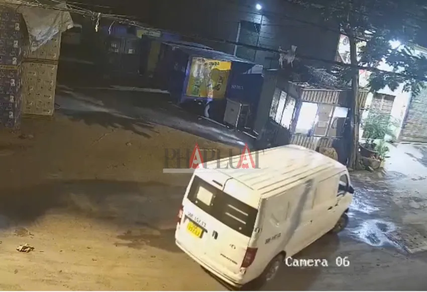 Người đàn ông đi bộ đến bãi xe của một công ty thuộc địa bàn phường Hiệp Bình, sau đó lấy trộm ô tô tải rồi bỏ trốn về Vĩnh Long. Ảnh: Cắt từ clip